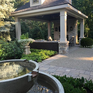 Mittelgroßer Uriger Garten hinter dem Haus mit Kamin und Pflasterklinker in Detroit