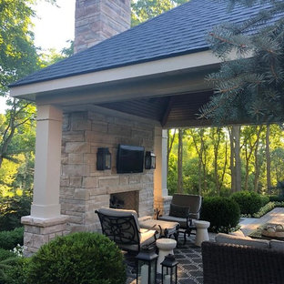 Mittelgroßer Rustikaler Garten hinter dem Haus mit Kamin und Pflasterklinker in Detroit