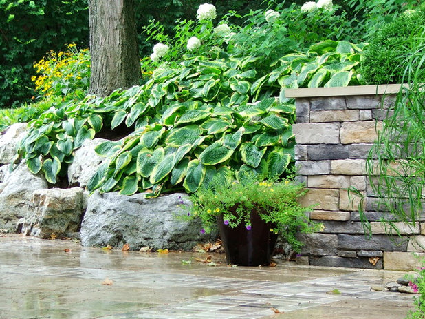 Traditional Garden by Fullmer's Landscaping, Inc