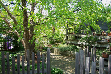他の地域にあるトラディショナルスタイルのおしゃれな庭 (日陰、レンガ敷き) の写真