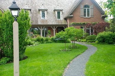 Inspiration for a large traditional front formal fully shaded garden for summer in Chicago with gravel.