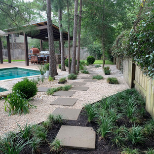 Geometrischer, Großer, Schattiger Moderner Kiesgarten im Sommer, hinter dem Haus mit Sichtschutz in Houston
