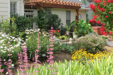 Design ideas for a mid-sized traditional drought-tolerant and full sun backyard landscaping in Atlanta for summer.