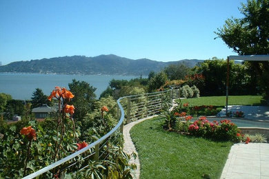 サンフランシスコにある高級な広いコンテンポラリースタイルのおしゃれな整形庭園 (擁壁、日向、傾斜地、レンガ敷き) の写真