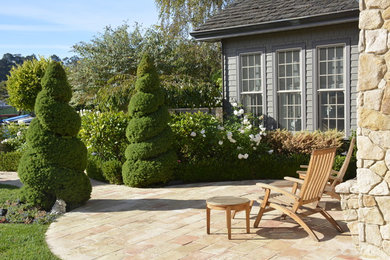 Idee per un giardino chic esposto in pieno sole di medie dimensioni e dietro casa in autunno con un focolare e pavimentazioni in cemento