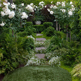 Foto di un giardino shabby-chic style nel cortile laterale