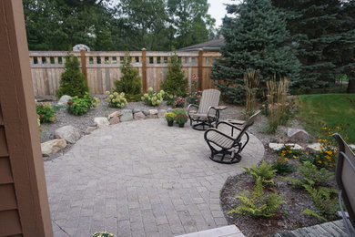 Design ideas for a traditional landscaping in Grand Rapids.
