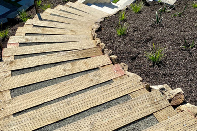Design ideas for a mid-sized modern full sun backyard gravel landscaping in San Francisco.