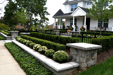 Design ideas for a traditional front yard formal garden in Detroit.
