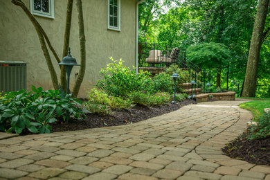 Imagen de camino de jardín clásico extra grande en verano en patio lateral con jardín francés, exposición parcial al sol y adoquines de hormigón