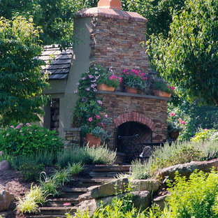 Klassischer Garten mit Kamin in Philadelphia