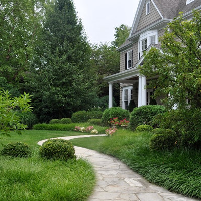 Design ideas for a traditional stone landscaping in Chicago.