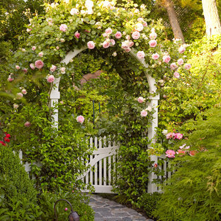 Foto di un giardino formale classico con un ingresso o sentiero e pavimentazioni in pietra naturale