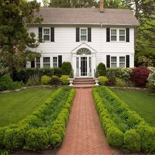 Idee per un giardino chic davanti casa con pavimentazioni in mattoni