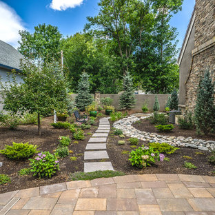 Geometrischer, Großer, Halbschattiger Klassischer Garten neben dem Haus, im Sommer mit Betonplatten und Sichtschutz in Denver