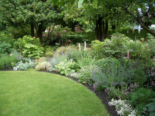 Traditional Landscape by Glenna Partridge Garden Design