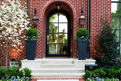 Inspiration for a transitional landscaping in Dallas.