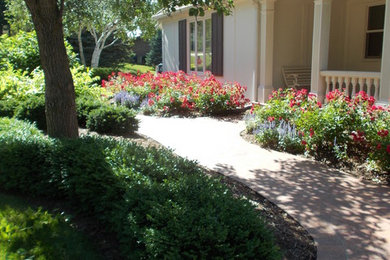 Пример оригинального дизайна: большой участок и сад на заднем дворе в классическом стиле с мощением клинкерной брусчаткой