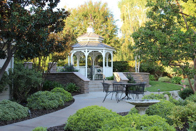 Mittelgroßer Klassischer Garten hinter dem Haus in Orange County