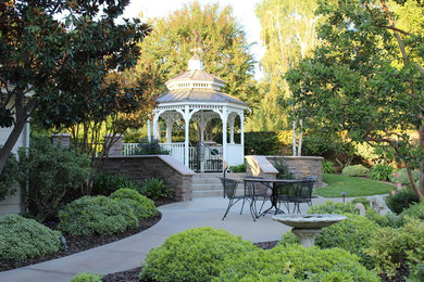 Inspiration for a mid-sized traditional drought-tolerant backyard landscaping in Orange County.