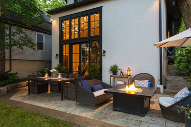 Foto de patio tradicional renovado grande en patio trasero con brasero y adoquines de piedra natural
