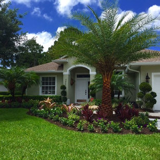 Ispirazione per un grande giardino formale tropicale esposto a mezz'ombra dietro casa con un ingresso o sentiero e pavimentazioni in mattoni