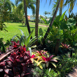 Idee per un piccolo giardino tropicale esposto a mezz'ombra dietro casa con sassi di fiume