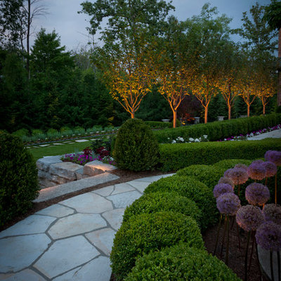 Design ideas for a traditional stone landscaping in Detroit.