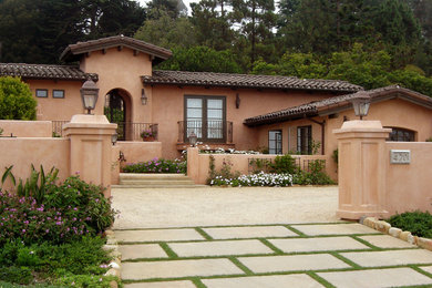 Design ideas for a mid-sized mediterranean full sun courtyard gravel driveway in Santa Barbara.
