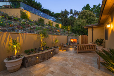Идея дизайна: большой двор на заднем дворе в средиземноморском стиле с местом для костра и покрытием из каменной брусчатки