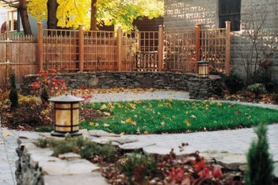 На фото: участок и сад в классическом стиле с мощением тротуарной плиткой с