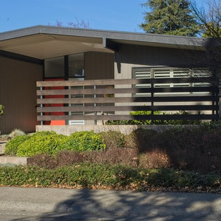 Photo of a mid-sized mid-century modern drought-tolerant and partial sun front yard garden path in Sacramento.