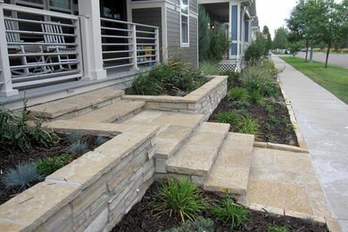 Diseño de jardín de estilo americano en patio delantero con adoquines de piedra natural