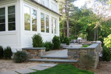 Ejemplo de camino de jardín tradicional grande en primavera en patio lateral con adoquines de piedra natural y exposición total al sol