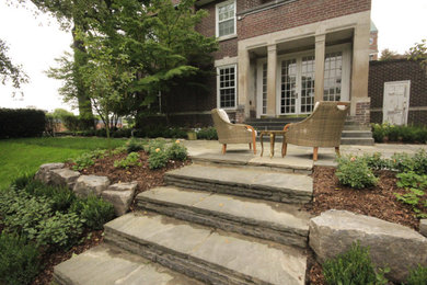 Design ideas for a traditional landscaping in Toronto.