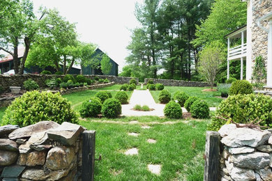 Immagine di un piccolo giardino classico in cortile con pavimentazioni in pietra naturale