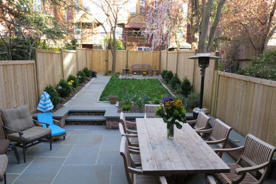 Klassischer Garten hinter dem Haus mit Natursteinplatten in Philadelphia