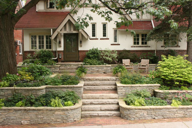 Diseño de camino de jardín de estilo americano de tamaño medio en patio delantero con adoquines de ladrillo