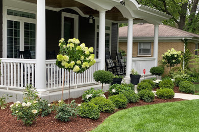 Immagine di un giardino formale chic esposto a mezz'ombra di medie dimensioni e davanti casa in estate con un ingresso o sentiero e pavimentazioni in cemento