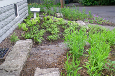 Modelo de jardín de secano de tamaño medio en patio lateral con exposición parcial al sol y mantillo