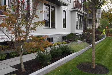 Diseño de acceso privado tradicional renovado de tamaño medio en primavera en patio delantero con exposición parcial al sol y adoquines de hormigón