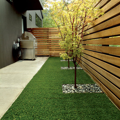 Design ideas for a contemporary side yard wood fence landscaping in Portland.