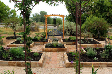 Diseño de jardín tradicional en verano en patio lateral con jardín francés, huerto, exposición total al sol y adoquines de ladrillo