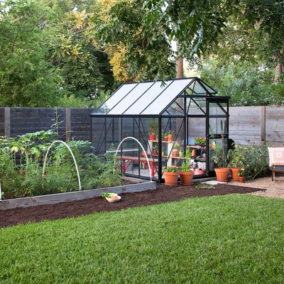 Inspiration for a farmhouse landscaping in Austin.
