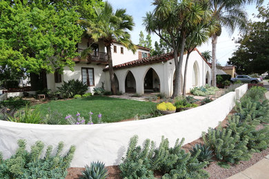 Diseño de camino de jardín mediterráneo de tamaño medio en patio delantero con exposición total al sol y adoquines de hormigón