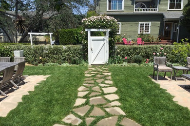 Ispirazione per un grande giardino formale stile marino esposto a mezz'ombra dietro casa in primavera con un ingresso o sentiero e pavimentazioni in pietra naturale