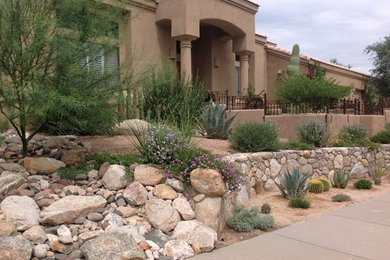 Photo of a large southwestern drought-tolerant and full sun front yard retaining wall landscape in Phoenix.
