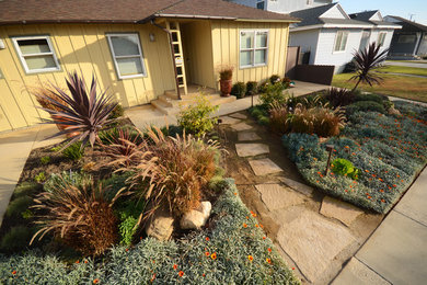 Inspiration for a mid-century modern landscaping in Los Angeles.
