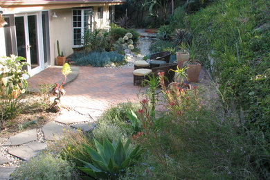 Источник вдохновения для домашнего уюта: большой солнечный засухоустойчивый сад на заднем дворе в стиле неоклассика (современная классика) с хорошей освещенностью и мощением клинкерной брусчаткой