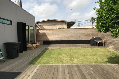 Diseño de jardín de secano contemporáneo grande en verano en patio con jardín vertical, exposición total al sol y entablado